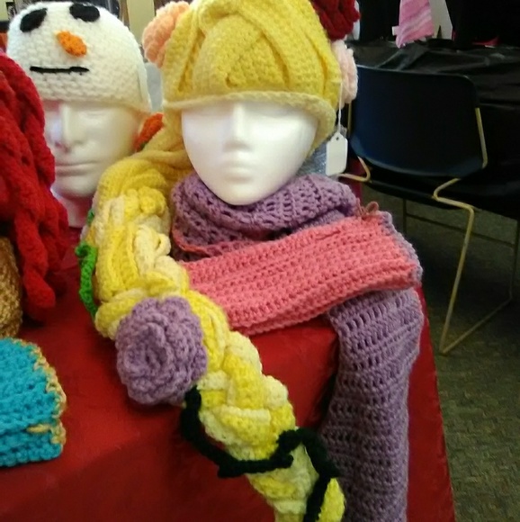Crocheted Rapunzel hat, scarf, and handwarmmer set - Picture 2 of 8